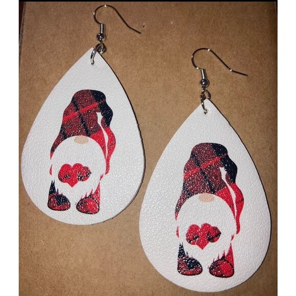 ☀️3/$12☀️ Buffalo Plaid Heart Gnome Earrings - Picture 2 of 4